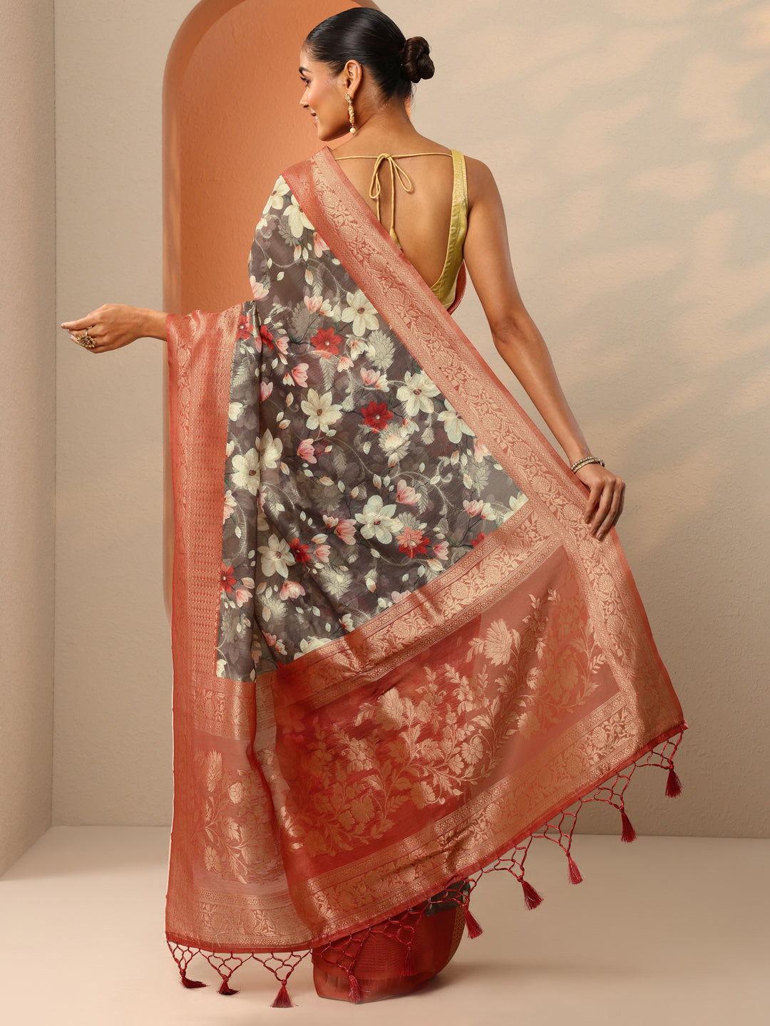 Grey Printed Silk Blend Saree With Unstitched Blouse Piece