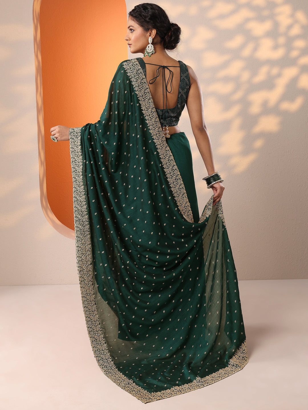 Green Embellished Silk Blend Saree With Unstitched Blouse Piece
