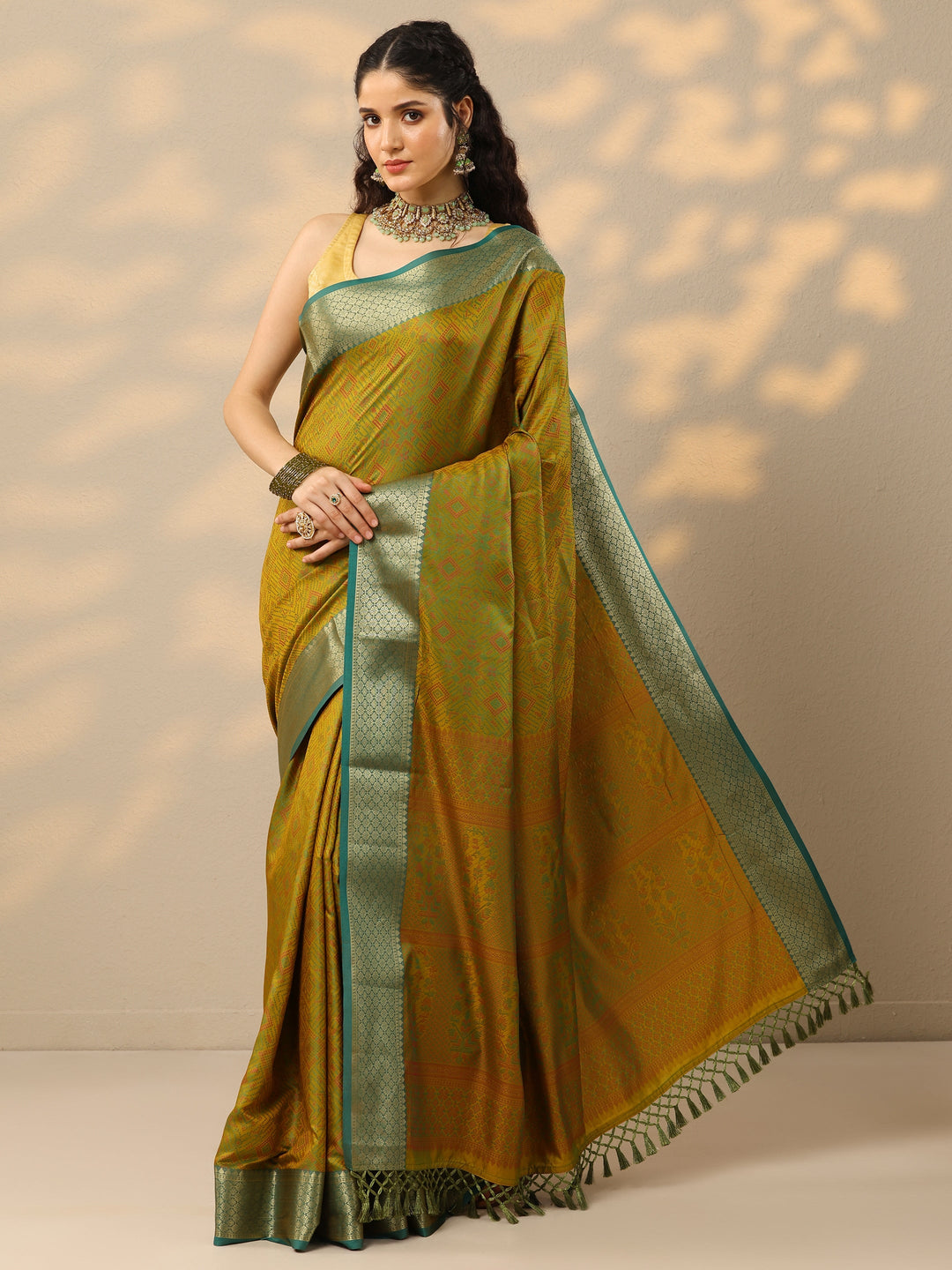 Green Woven Design Kanjeevaram Silk Blend Saree With Unstitched Blouse Piece