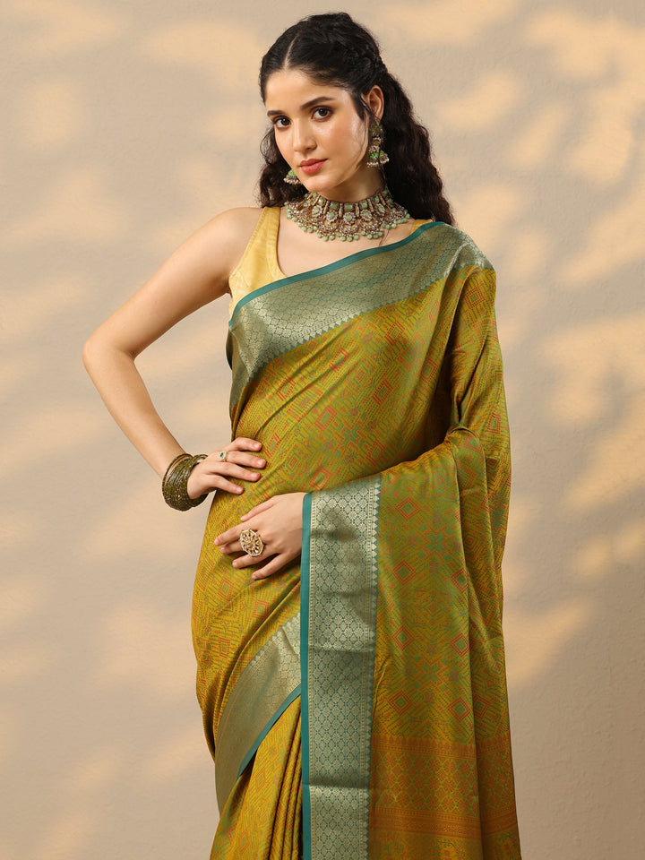 Green Woven Design Kanjeevaram Silk Blend Saree With Unstitched Blouse Piece