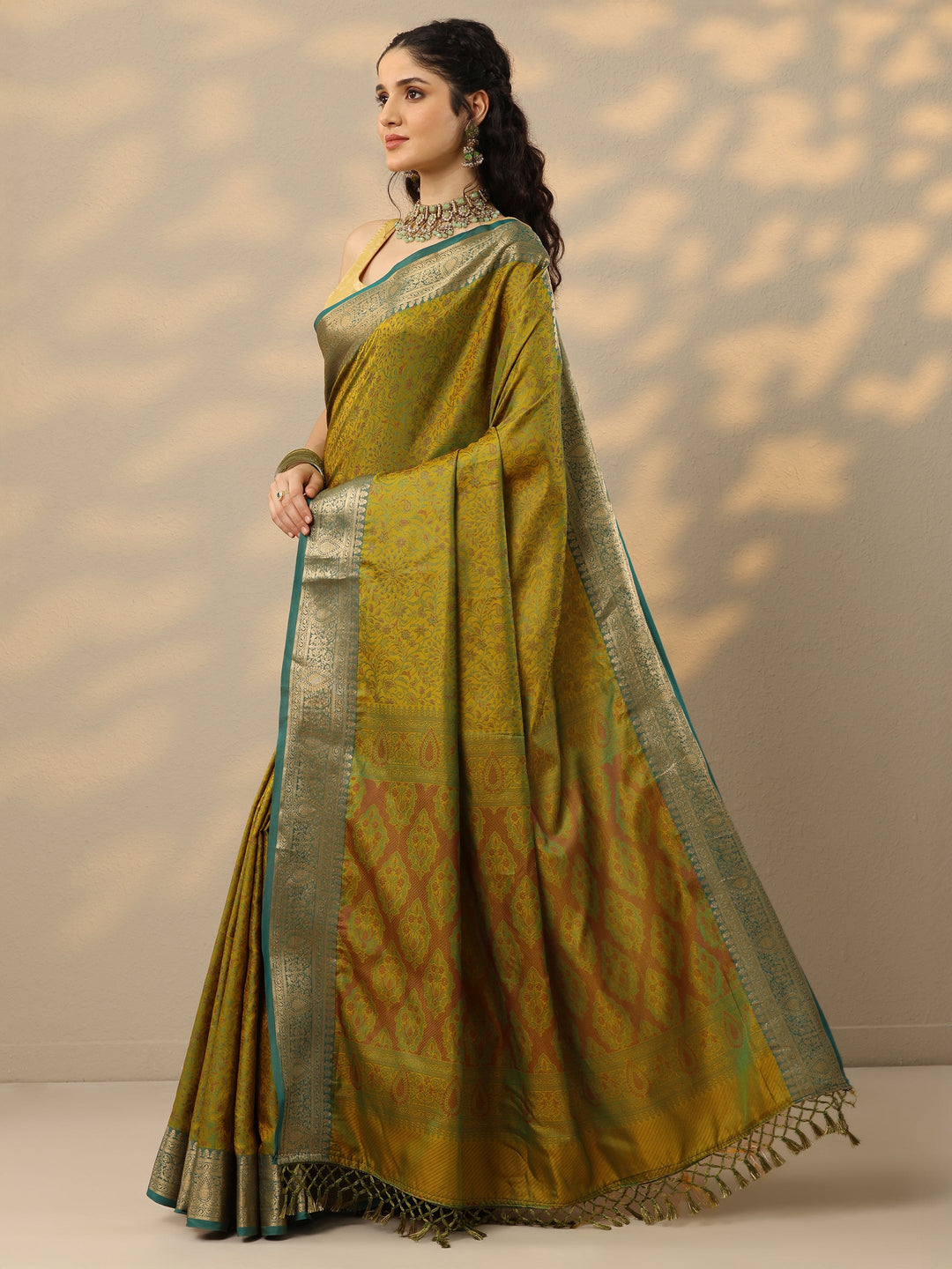 Green Woven Design Banarasi Silk Blend Saree With Unstitched Blouse Piece