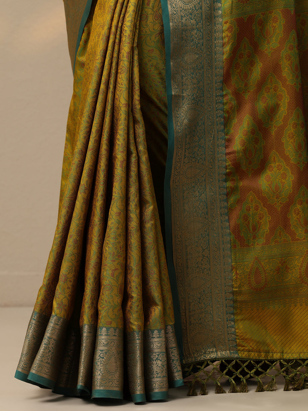 Green Woven Design Banarasi Silk Blend Saree With Unstitched Blouse Piece