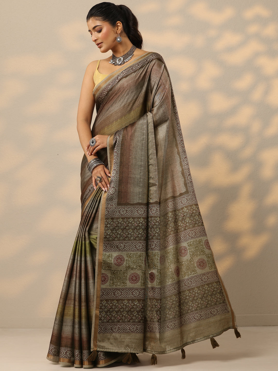 Green Printed Silk Blend Saree With Unstitched Blouse Piece