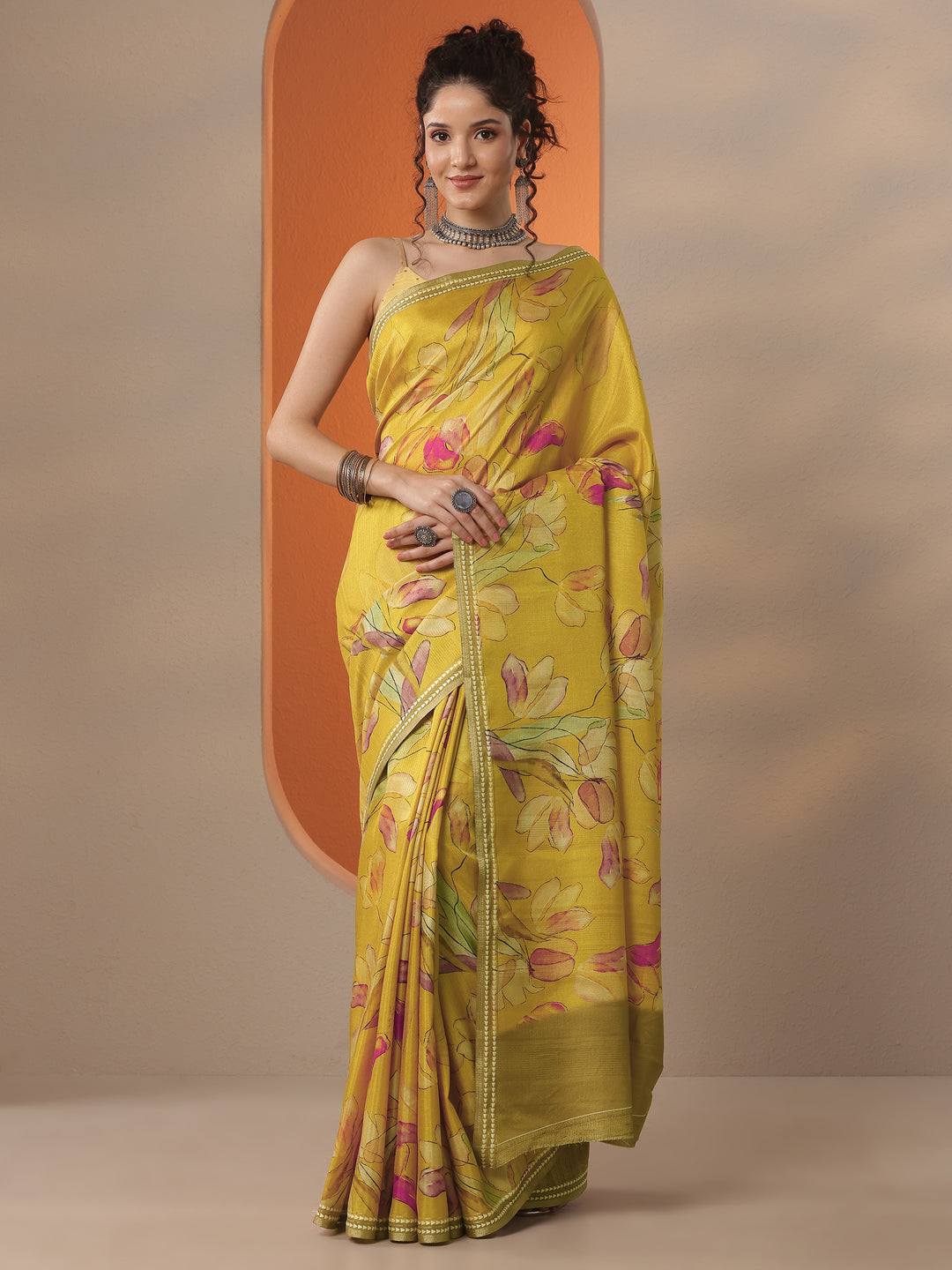 Mustard Printed Silk Blend Saree With Unstitched Blouse Piece