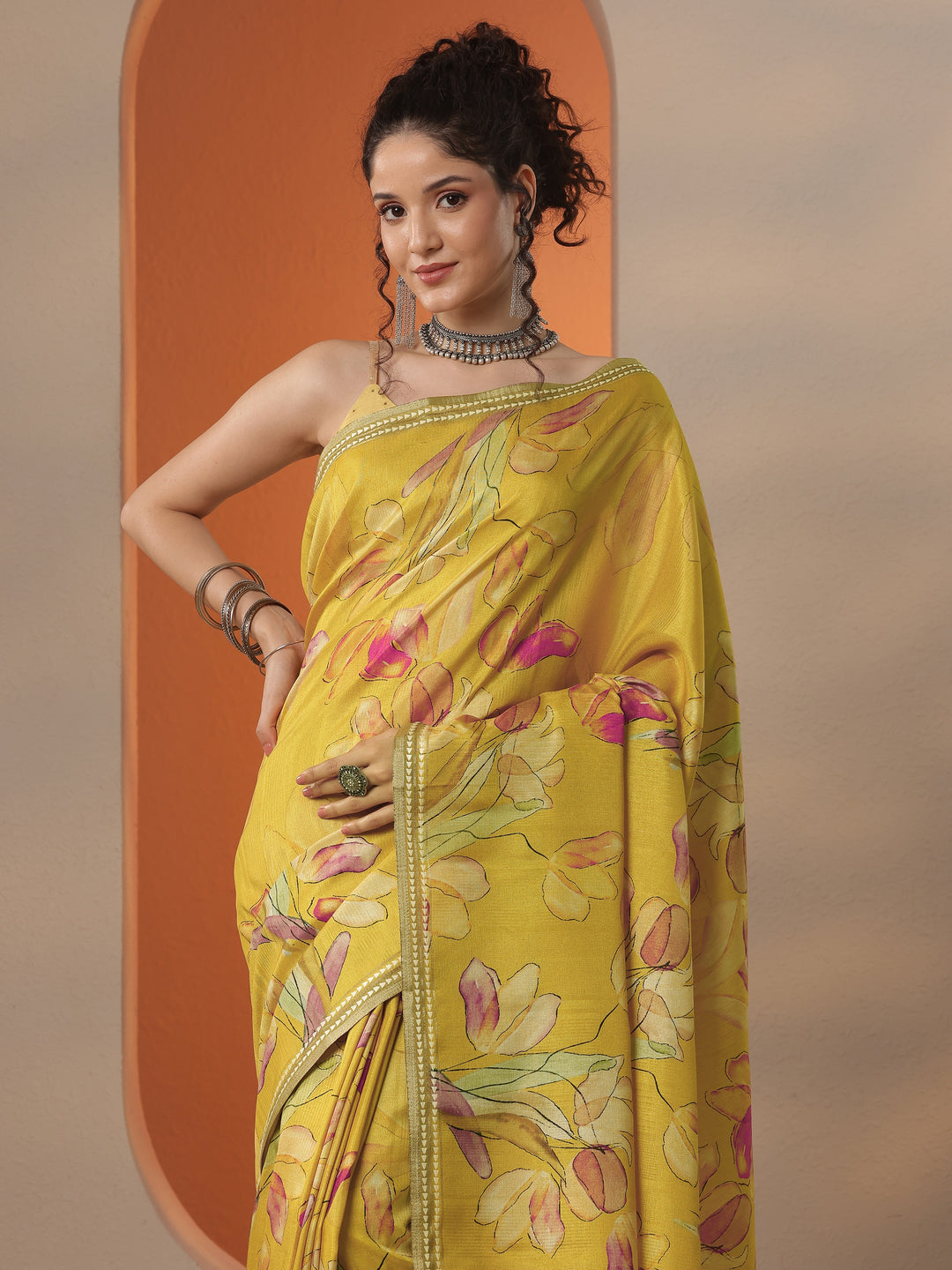 Mustard Printed Silk Blend Saree With Unstitched Blouse Piece
