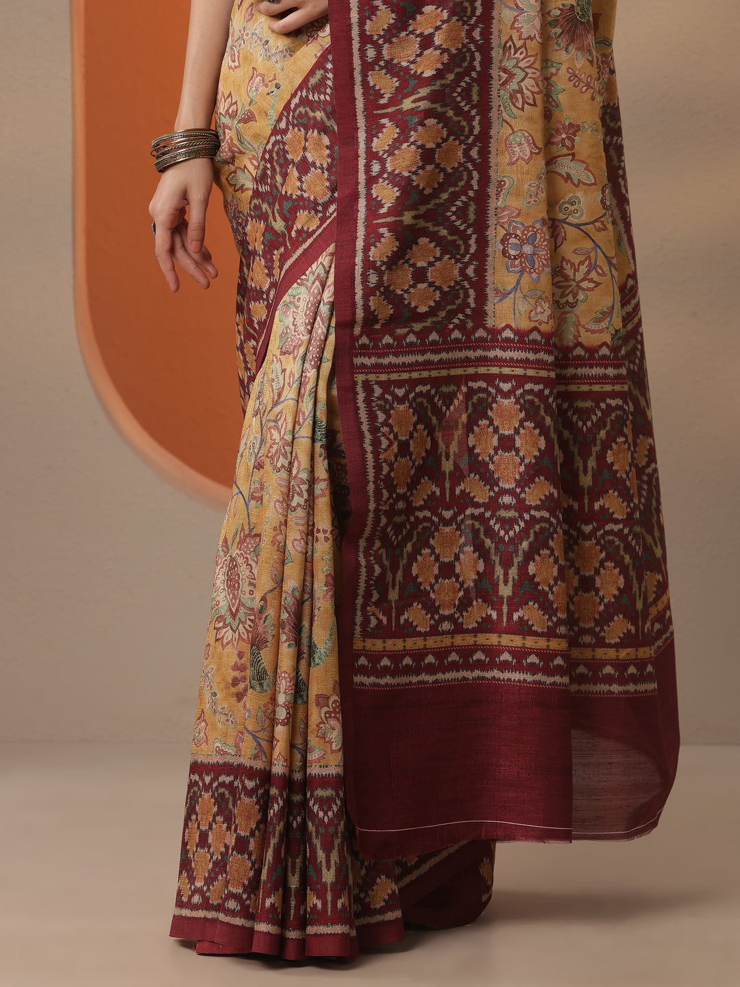 Mustard Printed Silk Blend Saree With Unstitched Blouse Piece