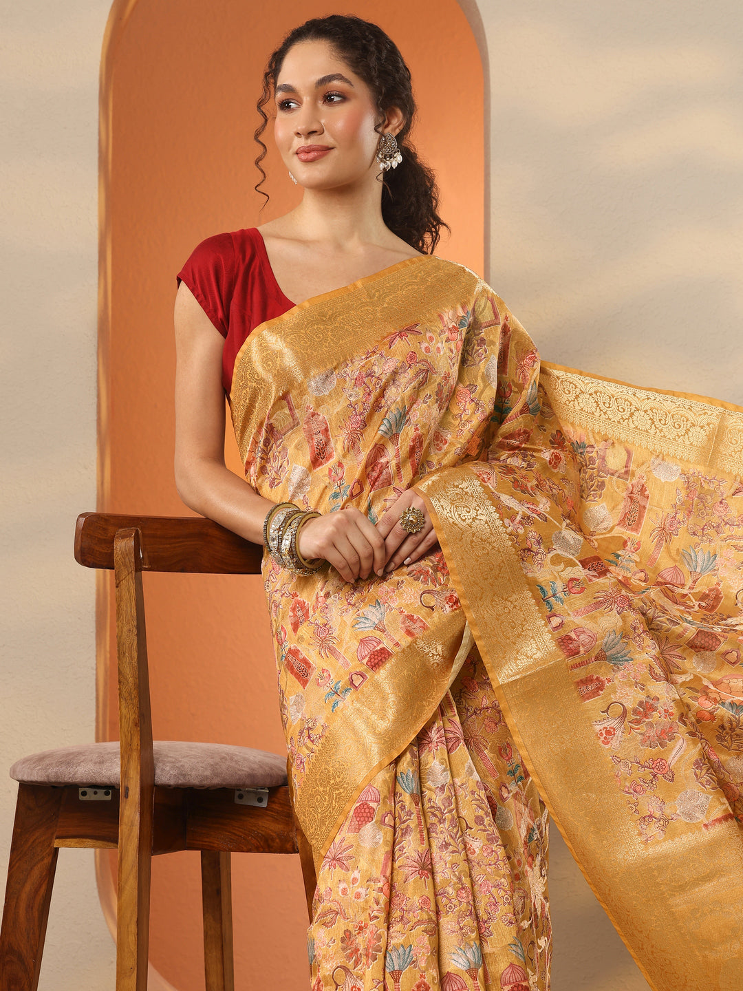 Mustard Printed Silk Blend Saree With Unstitched Blouse Piece