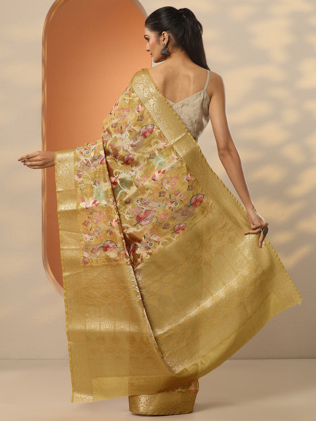 Mustard Printed Silk Blend Saree With Unstitched Blouse Piece
