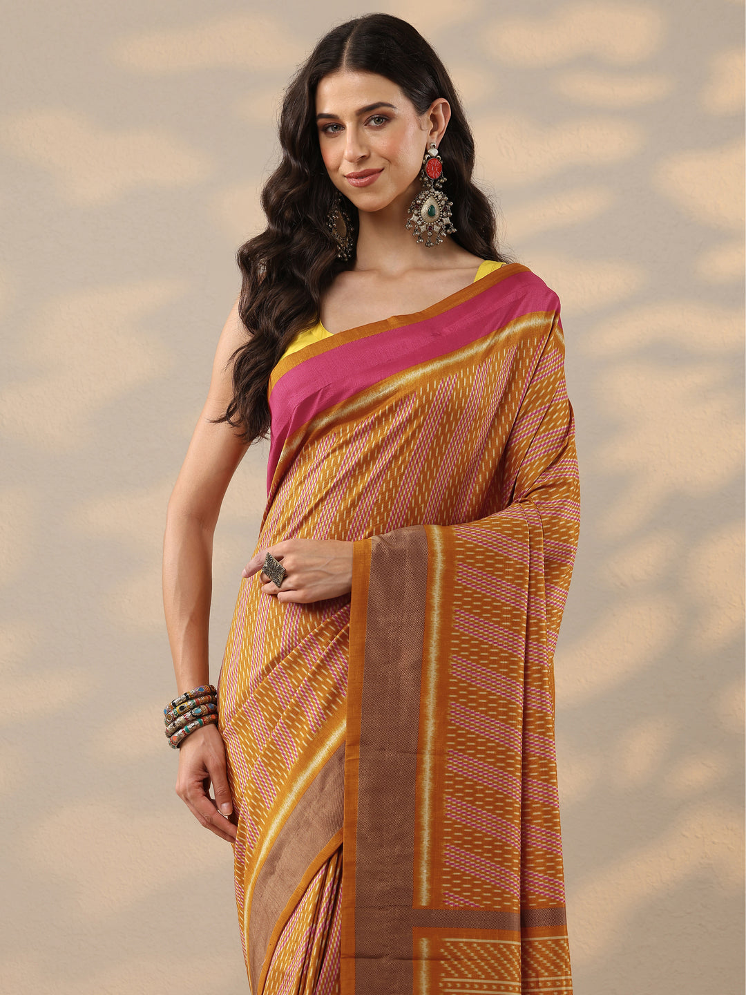 Mustard Printed Silk Blend Saree With Unstitched Blouse Piece