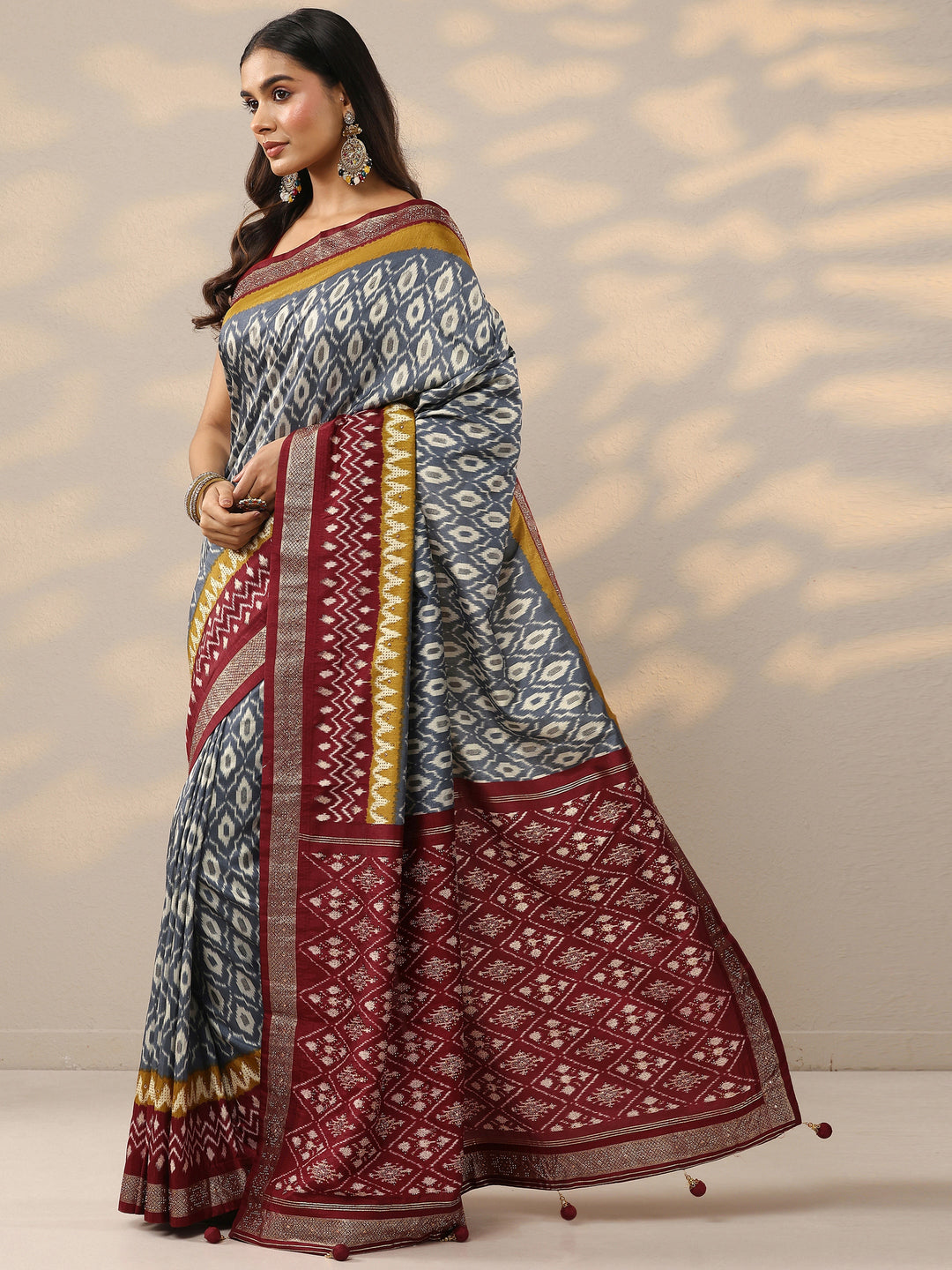 Grey Printed Silk Blend Saree With Unstitched Blouse Piece