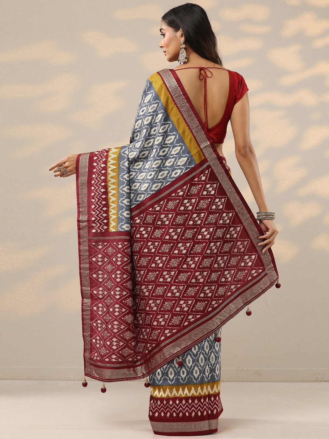 Grey Printed Silk Blend Saree With Unstitched Blouse Piece