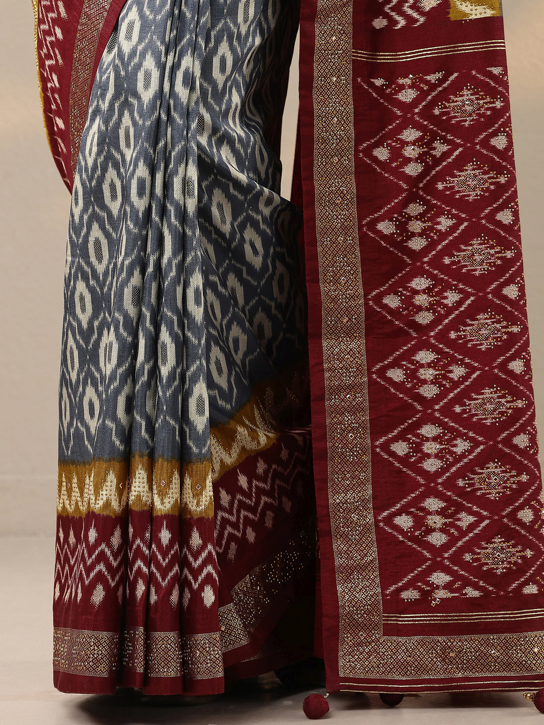 Grey Printed Silk Blend Saree With Unstitched Blouse Piece