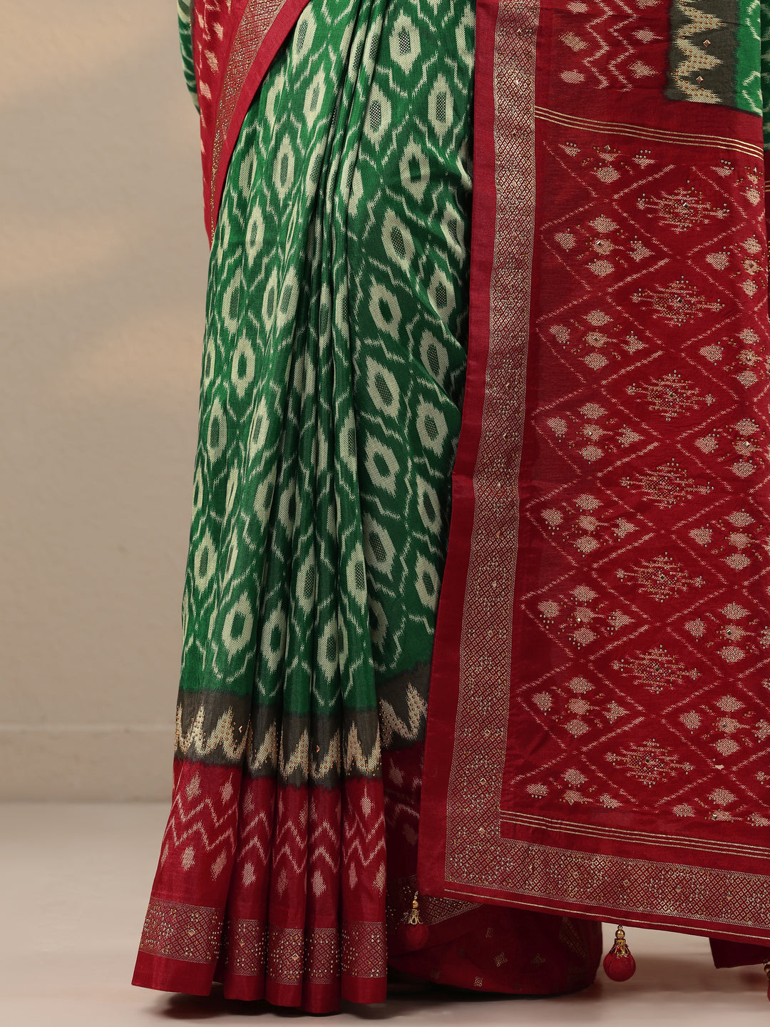 Green Printed Silk Blend Saree With Unstitched Blouse Piece