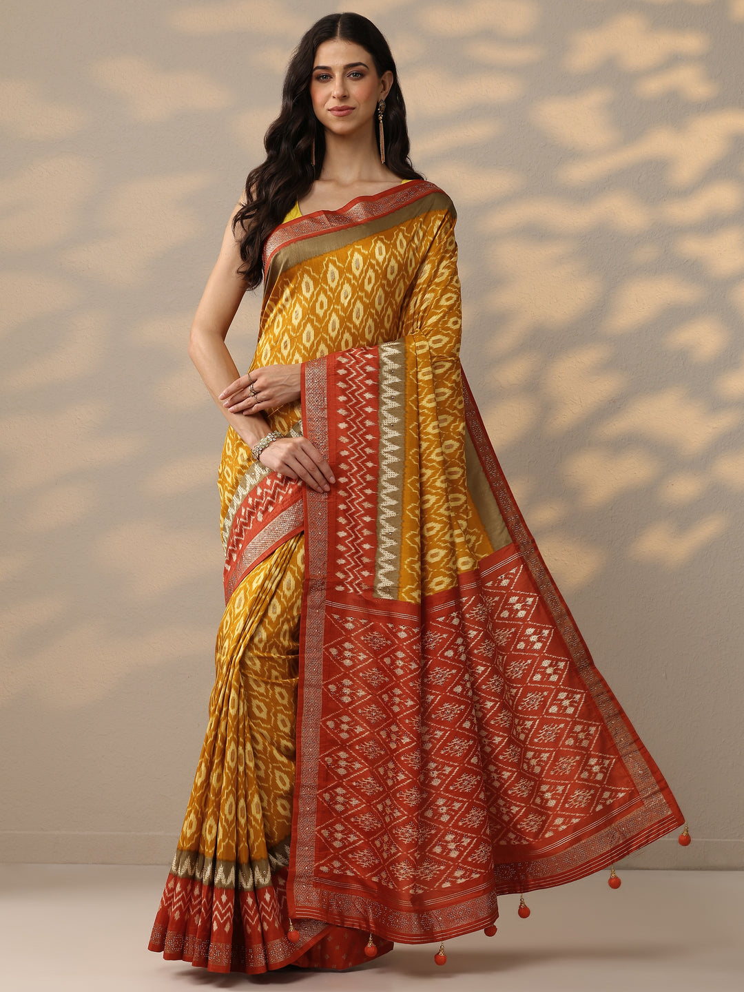 Mustard Printed Silk Blend Saree With Unstitched Blouse Piece