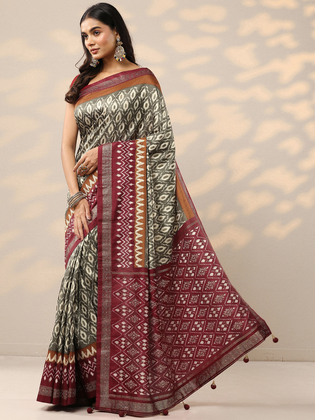 Olive Printed Silk Blend Saree With Unstitched Blouse Piece