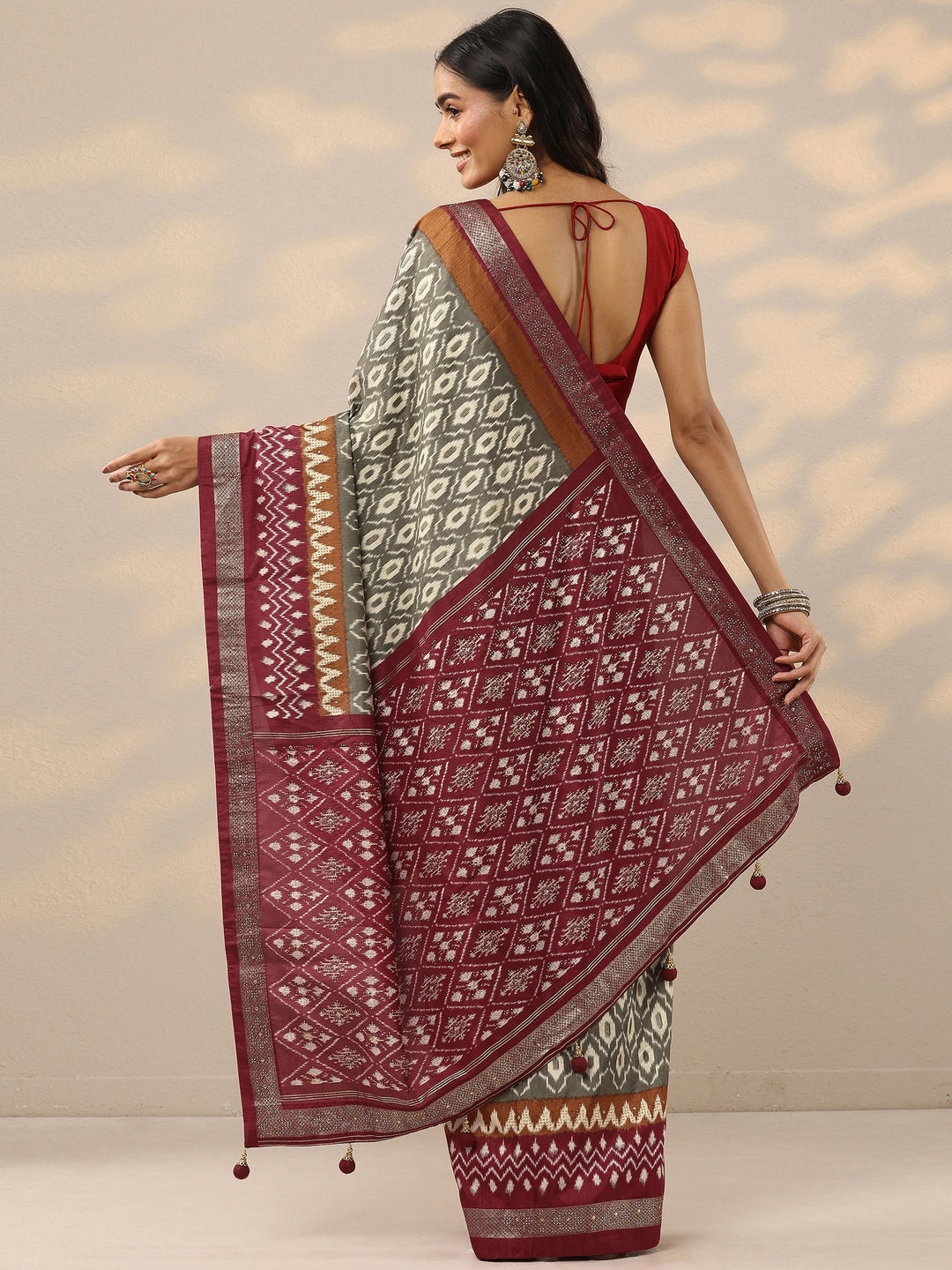 Olive Printed Silk Blend Saree With Unstitched Blouse Piece