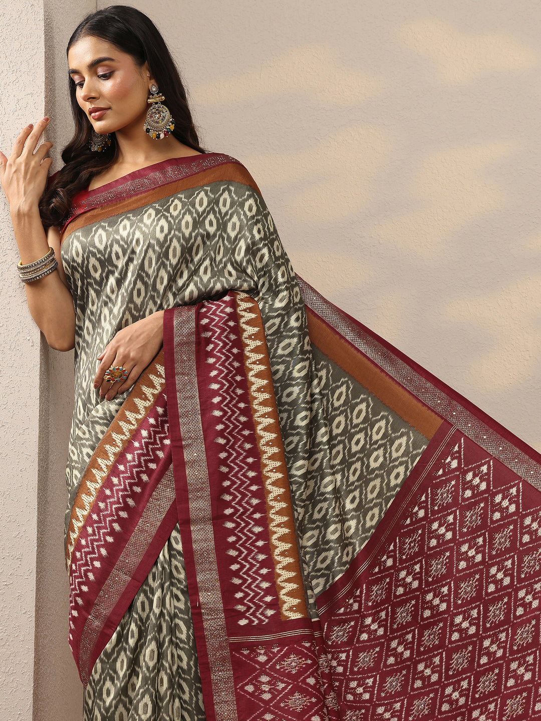 Olive Printed Silk Blend Saree With Unstitched Blouse Piece
