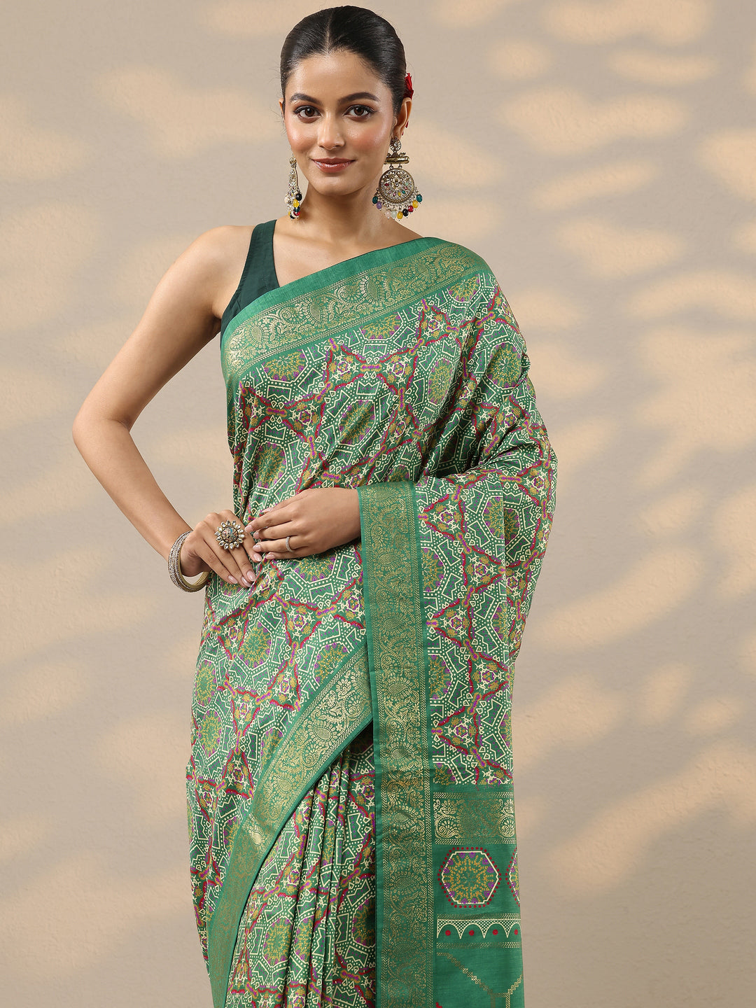 Green Printed Silk Blend Saree With Unstitched Blouse Piece