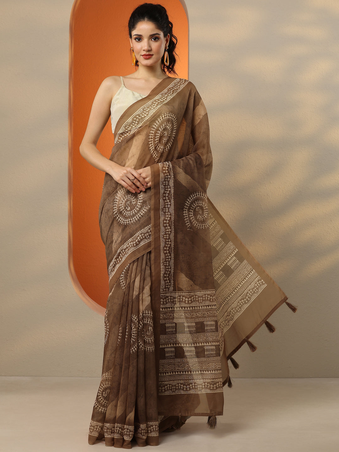 Brown Printed Silk Blend Saree With Unstitched Blouse Piece