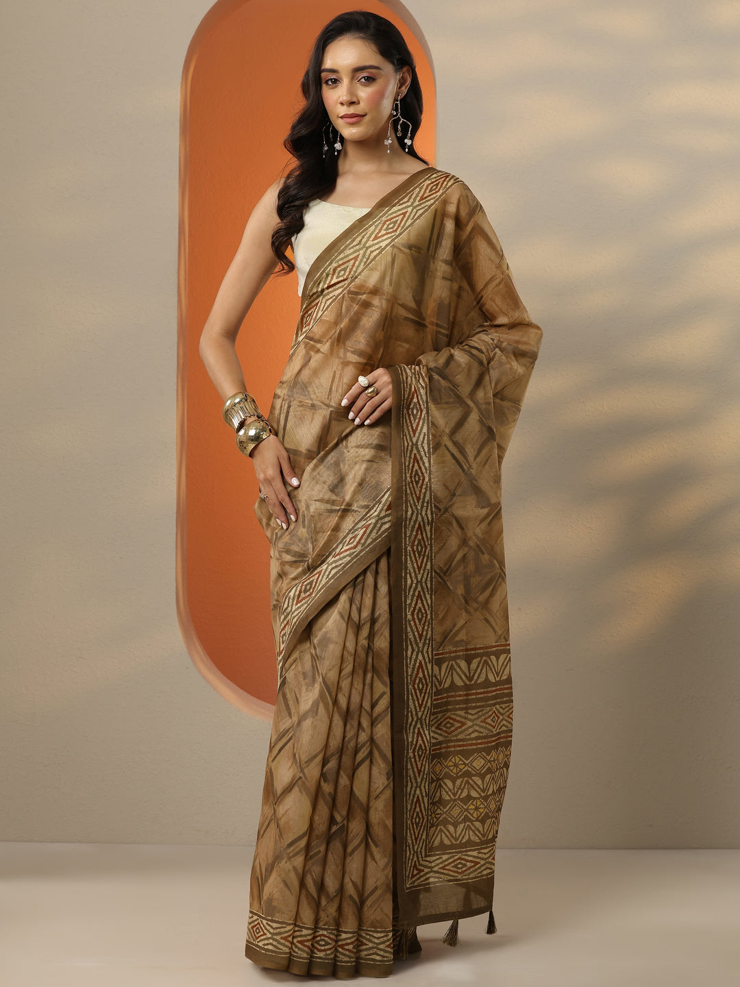 Brown Printed Silk Blend Saree With Unstitched Blouse Piece