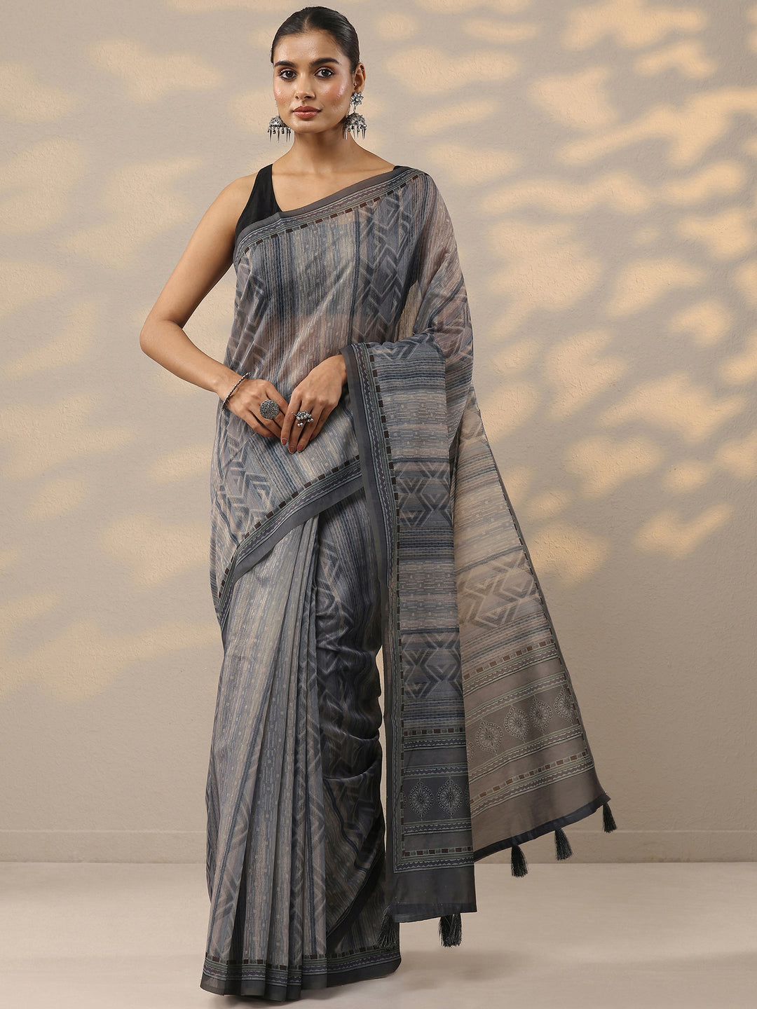 Grey Printed Silk Blend Saree With Unstitched Blouse Piece