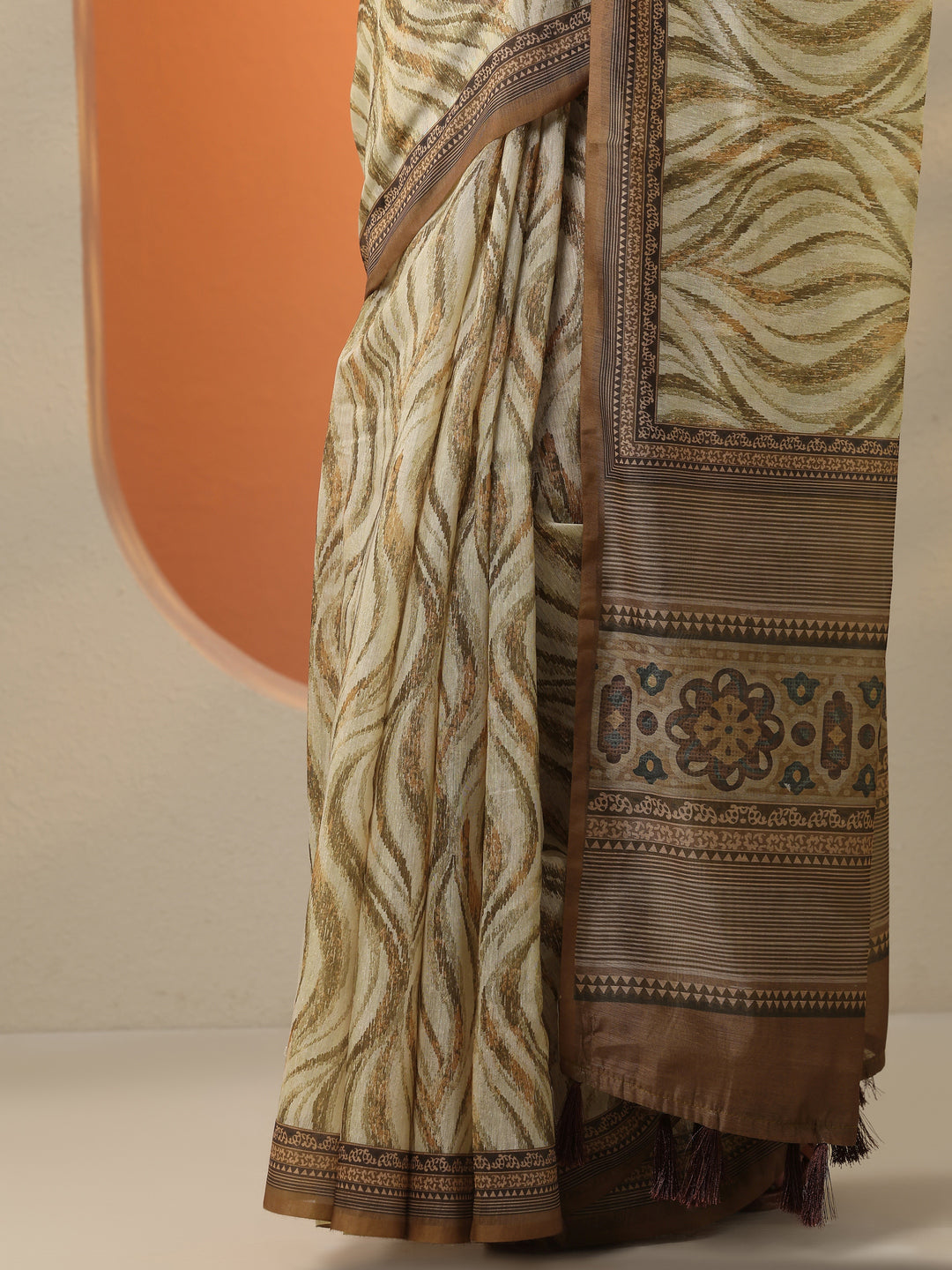 Beige Printed Silk Blend Saree With Unstitched Blouse Piece