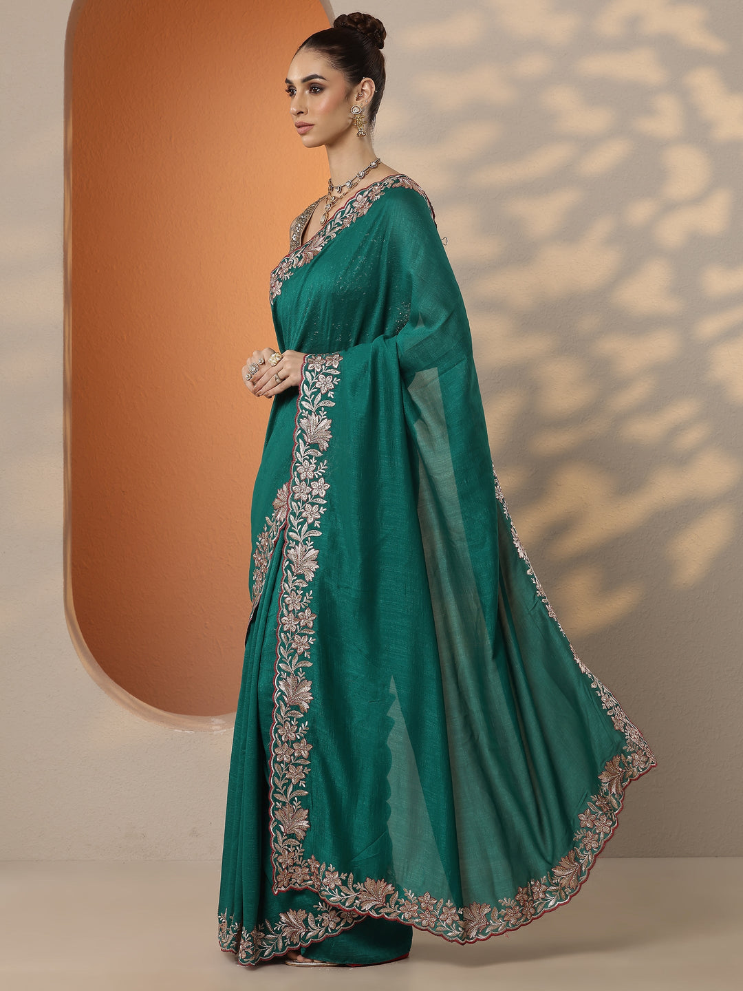 Green Solid Silk Blend Saree With Unstitched Blouse Piece