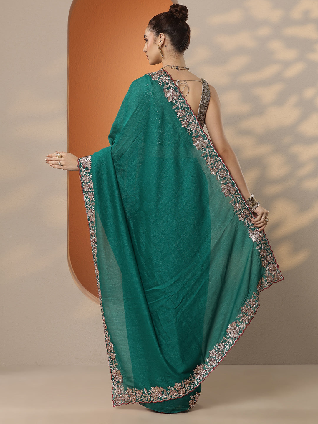 Green Solid Silk Blend Saree With Unstitched Blouse Piece