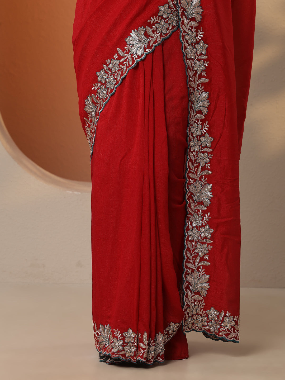 Red Solid Silk Blend Saree With Unstitched Blouse Piece