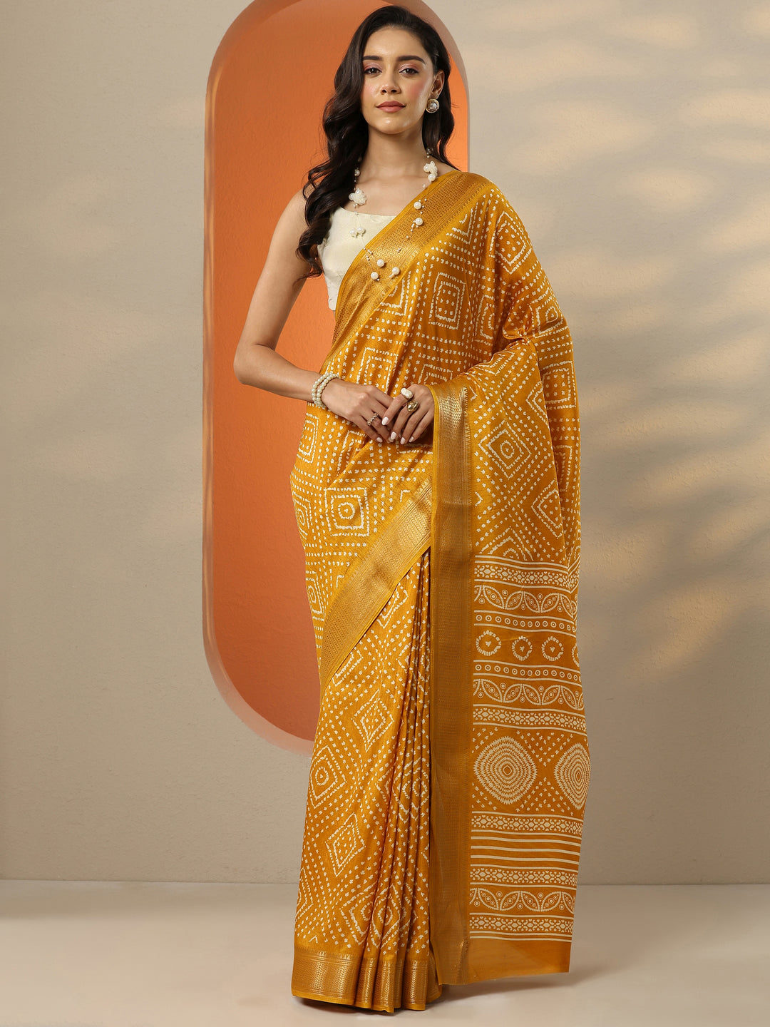 Mustard Printed Silk Blend Saree With Unstitched Blouse Picece