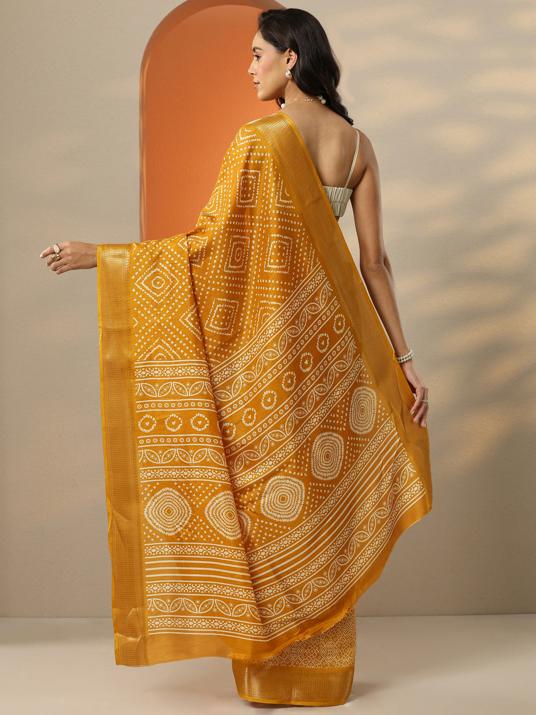 Mustard Printed Silk Blend Saree With Unstitched Blouse Picece