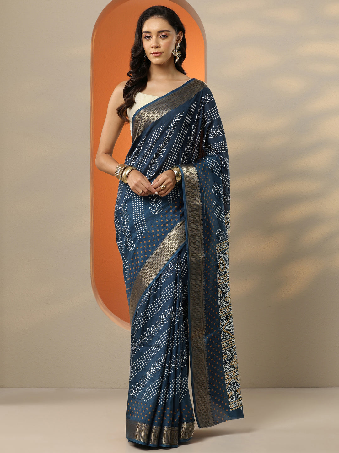 Navy Blue Bandhani Printed Silk Blend Saree With Unstitched Blouse Piece