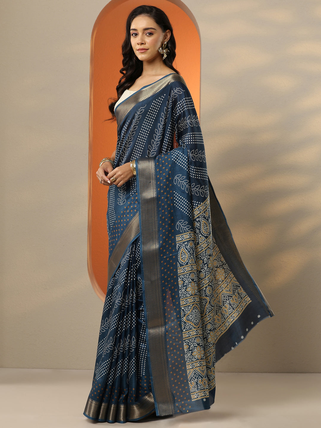 Navy Blue Bandhani Printed Silk Blend Saree With Unstitched Blouse Piece