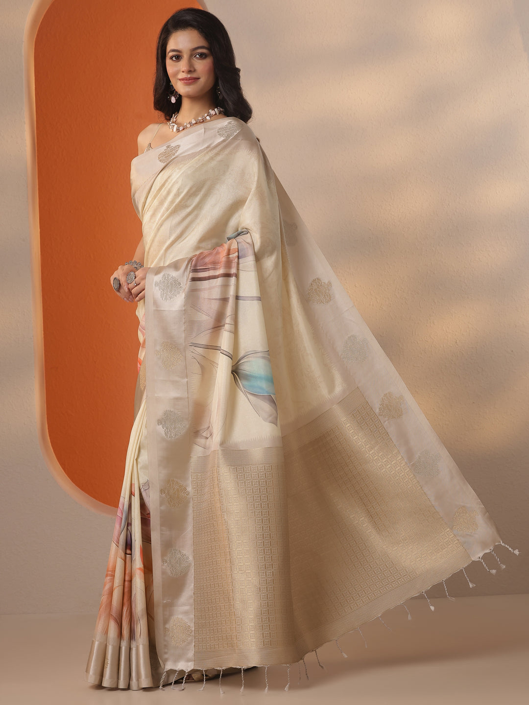 Cream Printed Silk Blend Saree With Unstitched Blouse Piece