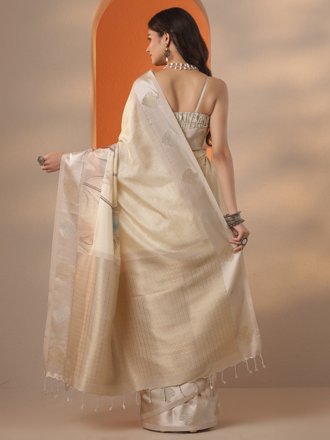 Cream Printed Silk Blend Saree With Unstitched Blouse Piece