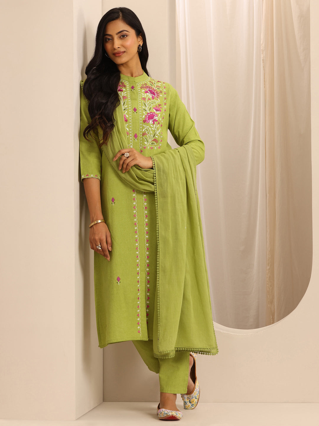 Green Embroidered Cotton Blend Straight Suit Set With Dupatta
