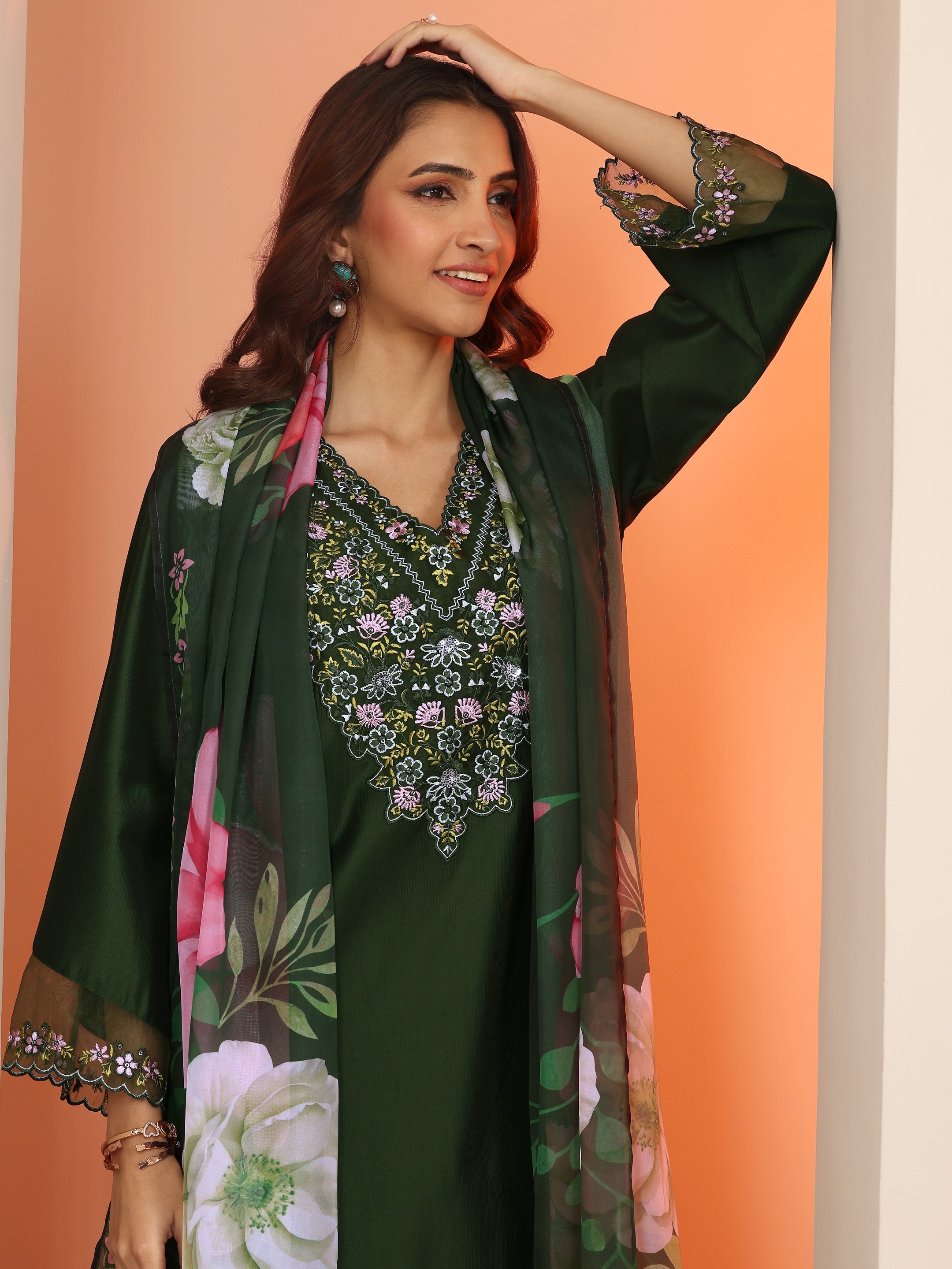 buy-green-embroidered-silk-blend-straight-suit-set-with-dupatta-online