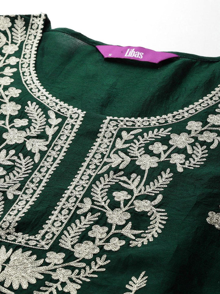 Green Embroidered Silk Blend Straight Kurta With Trousers & Dupatta