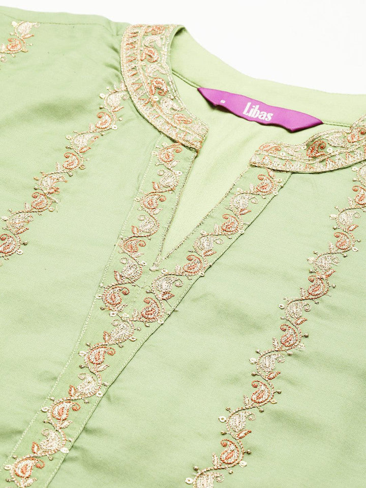 Green Embroidered Silk Blend Straight Suit With Dupatta