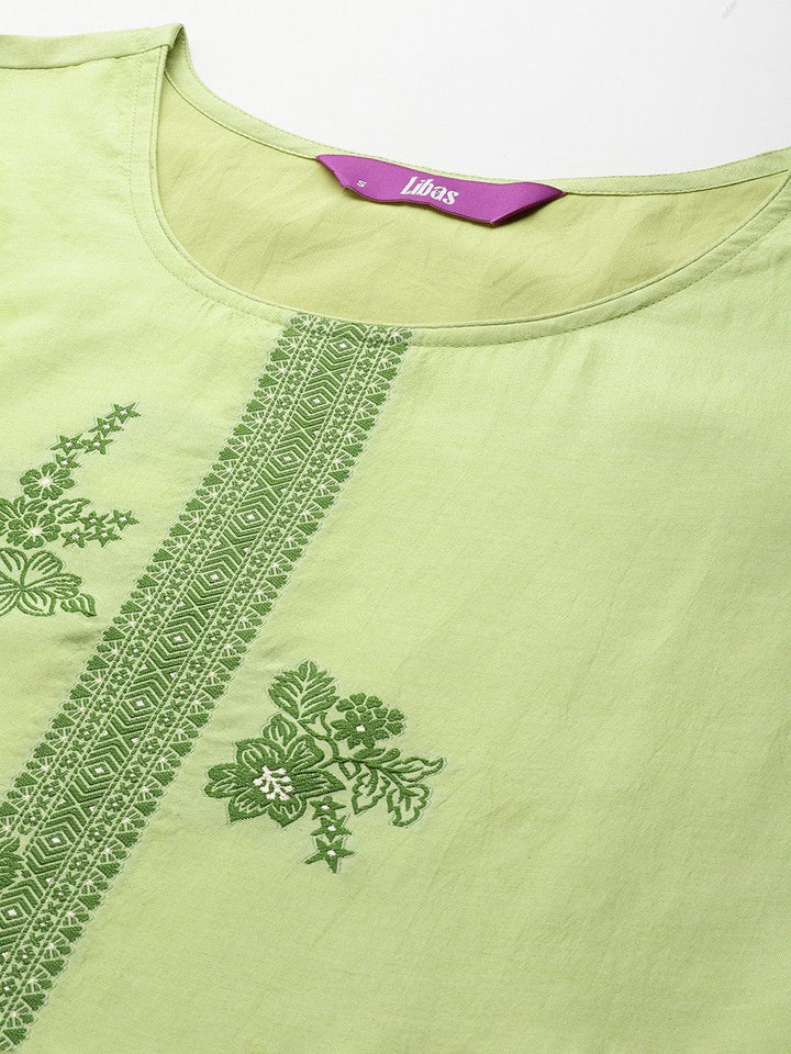 Green Woven Design Silk Blend Straight Kurta With Trousers & Dupatta