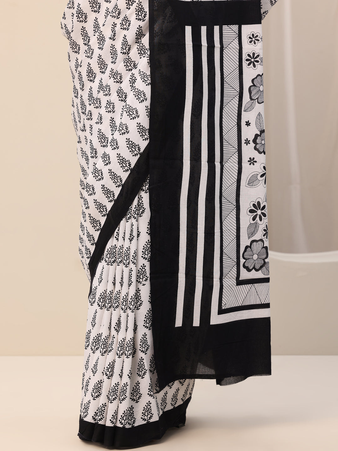 White Printed Cotton Saree With Unstitched Blouse Piece