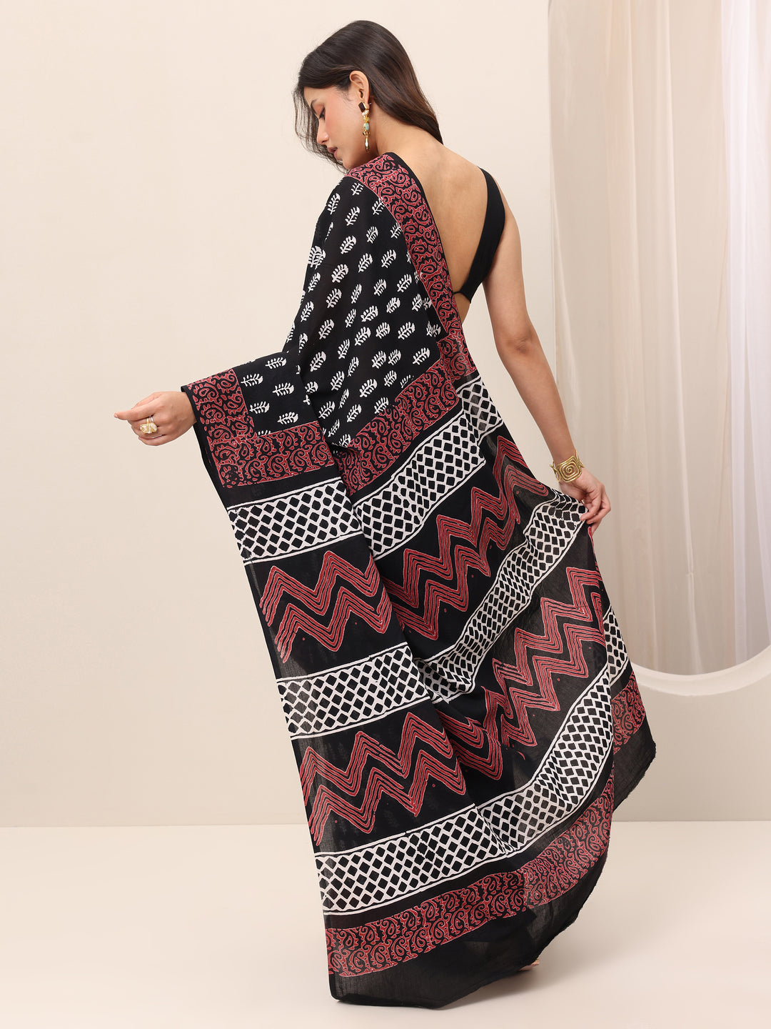 Black Printed Cotton Saree With Unstitched Blouse Piece