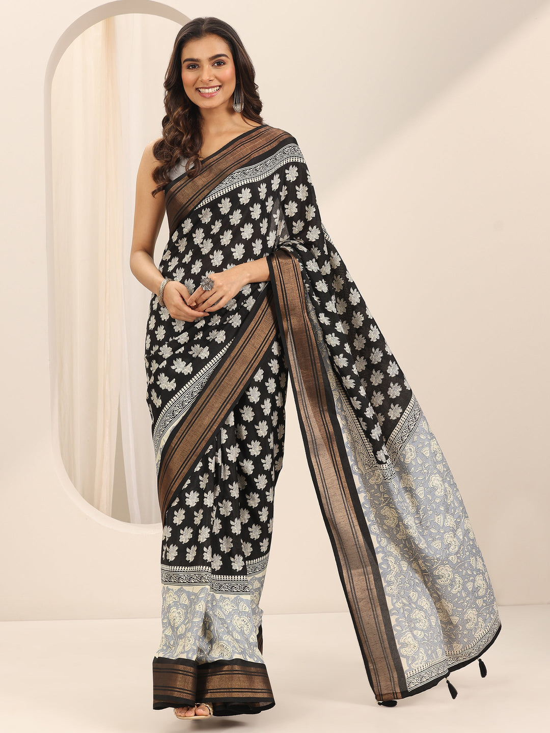 Grey Printed Silk Blend Saree With Unstitched Blouse Piece