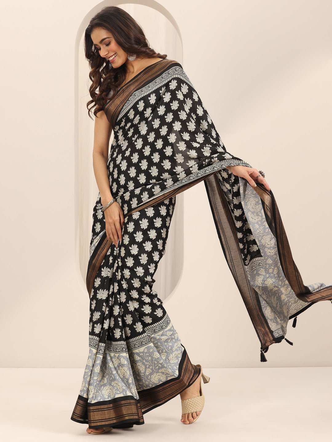 Grey Printed Silk Blend Saree With Unstitched Blouse Piece