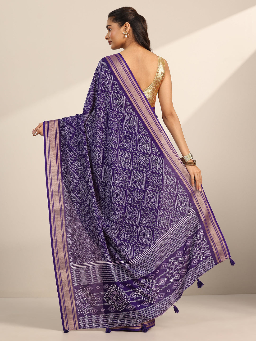 Purple Printed Silk Blend Saree With Unstitched Blouse Piece