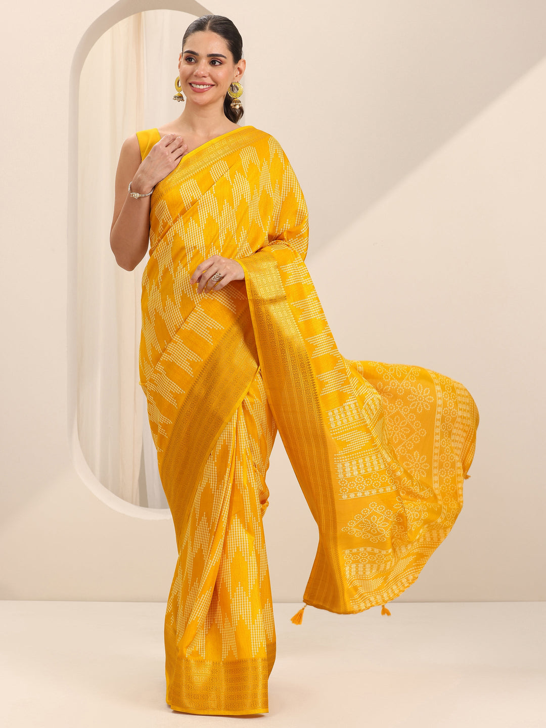 Mustard Printed Silk Blend Saree With Unstitched Blouse Piece