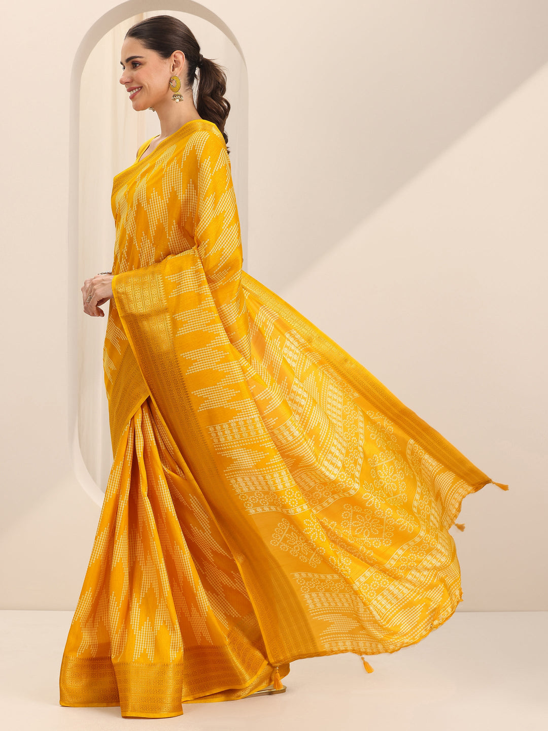 Mustard Printed Silk Blend Saree With Unstitched Blouse Piece