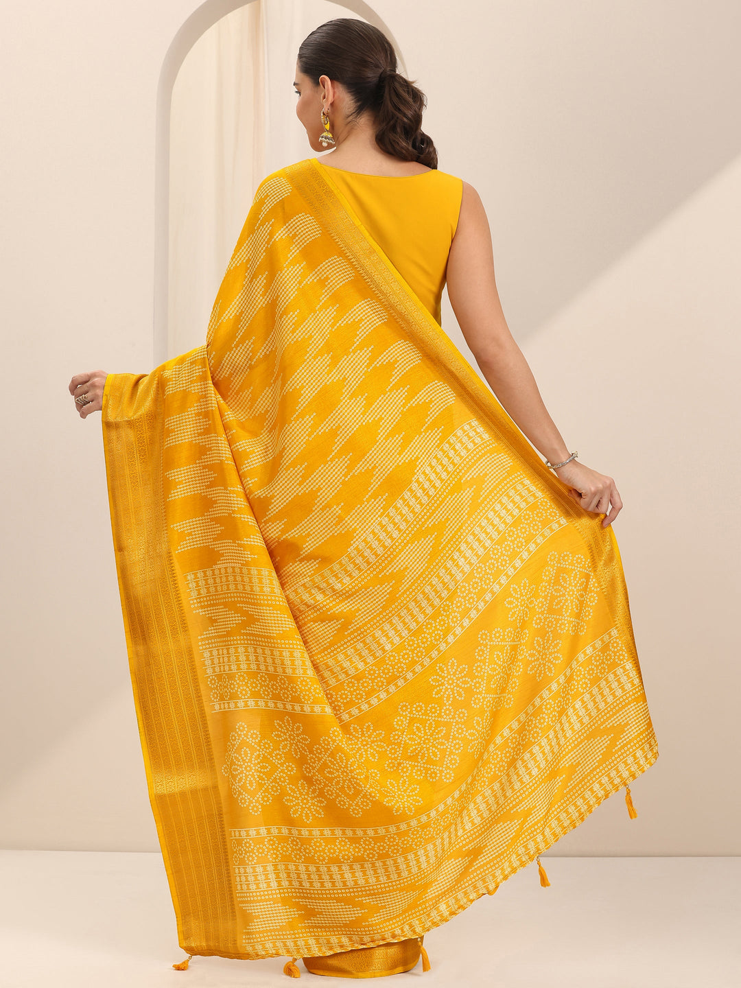 Mustard Printed Silk Blend Saree With Unstitched Blouse Piece