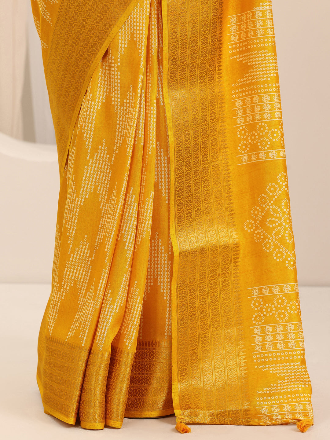 Mustard Printed Silk Blend Saree With Unstitched Blouse Piece