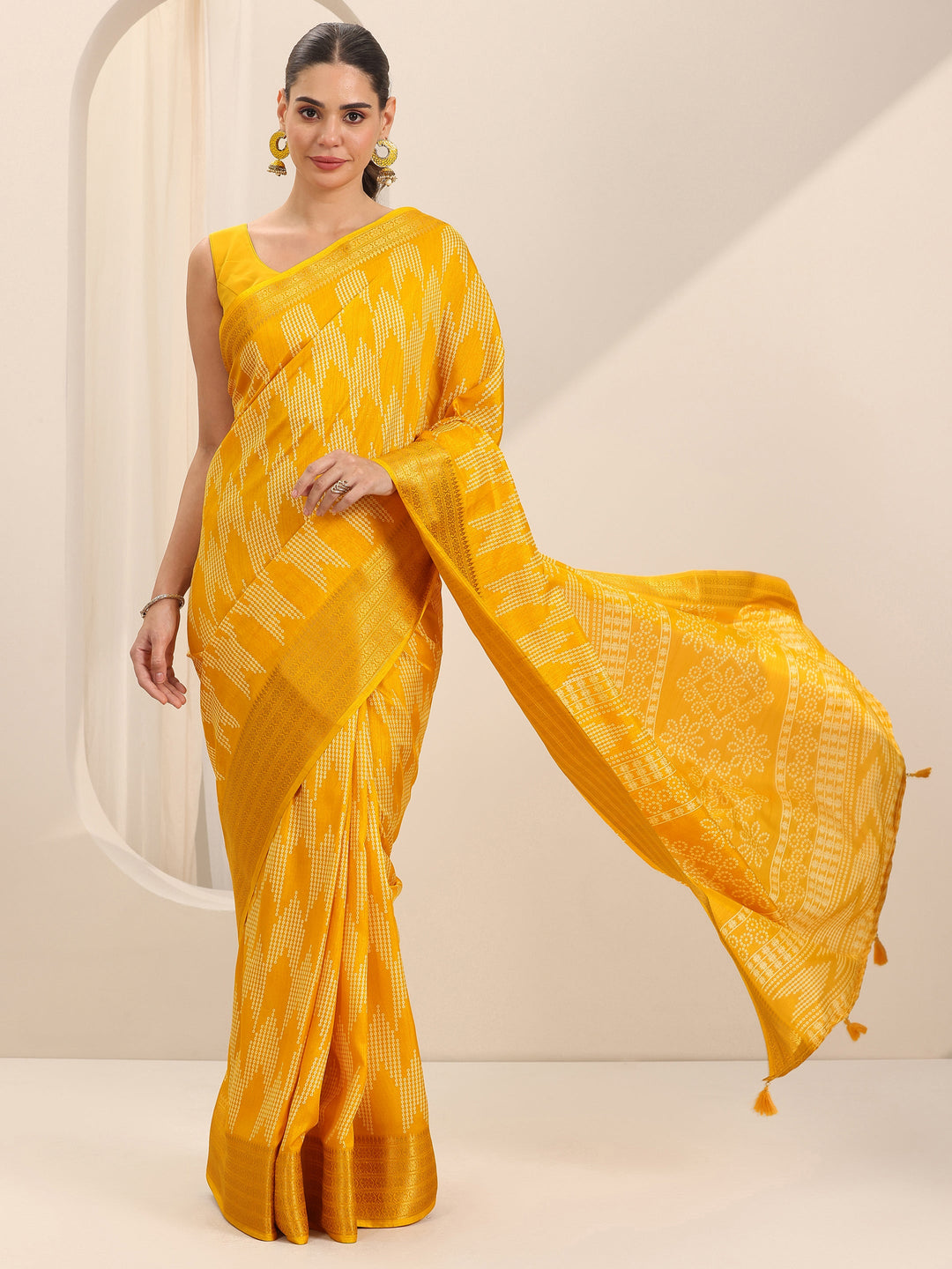 Mustard Printed Silk Blend Saree With Unstitched Blouse Piece